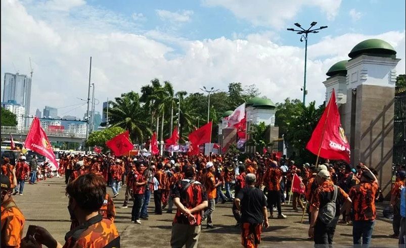 Massa Pemuda Pancasila (PP) melakukan unjuk rasa di depan Gedung DPR/DPD/MPR, Jakarta, Kamis, 25 November 2021.