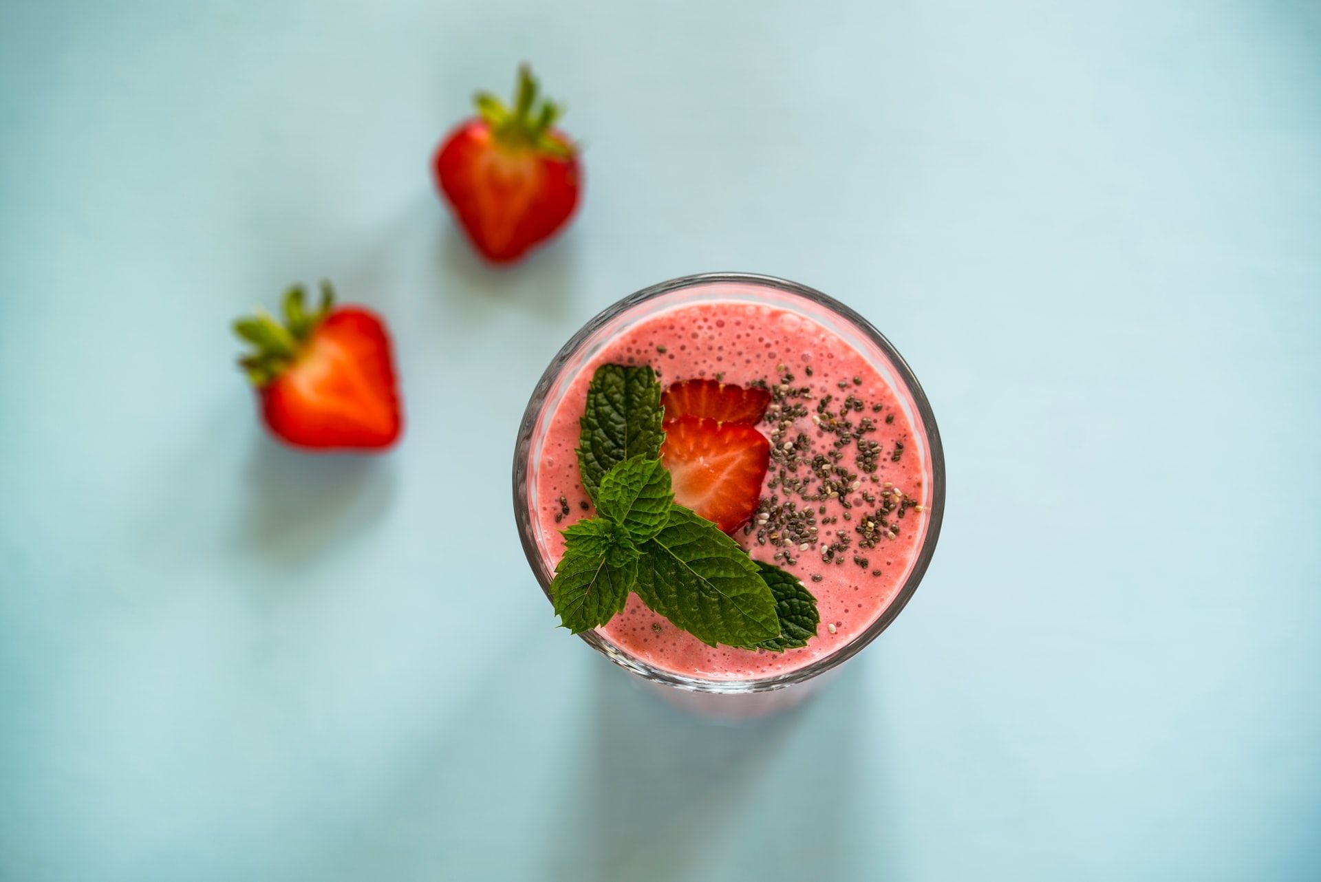Berikut manfaat dan aneka resep buah strawberry yang segar dan kaya akan khasiatnya, penuh dengan vitamin