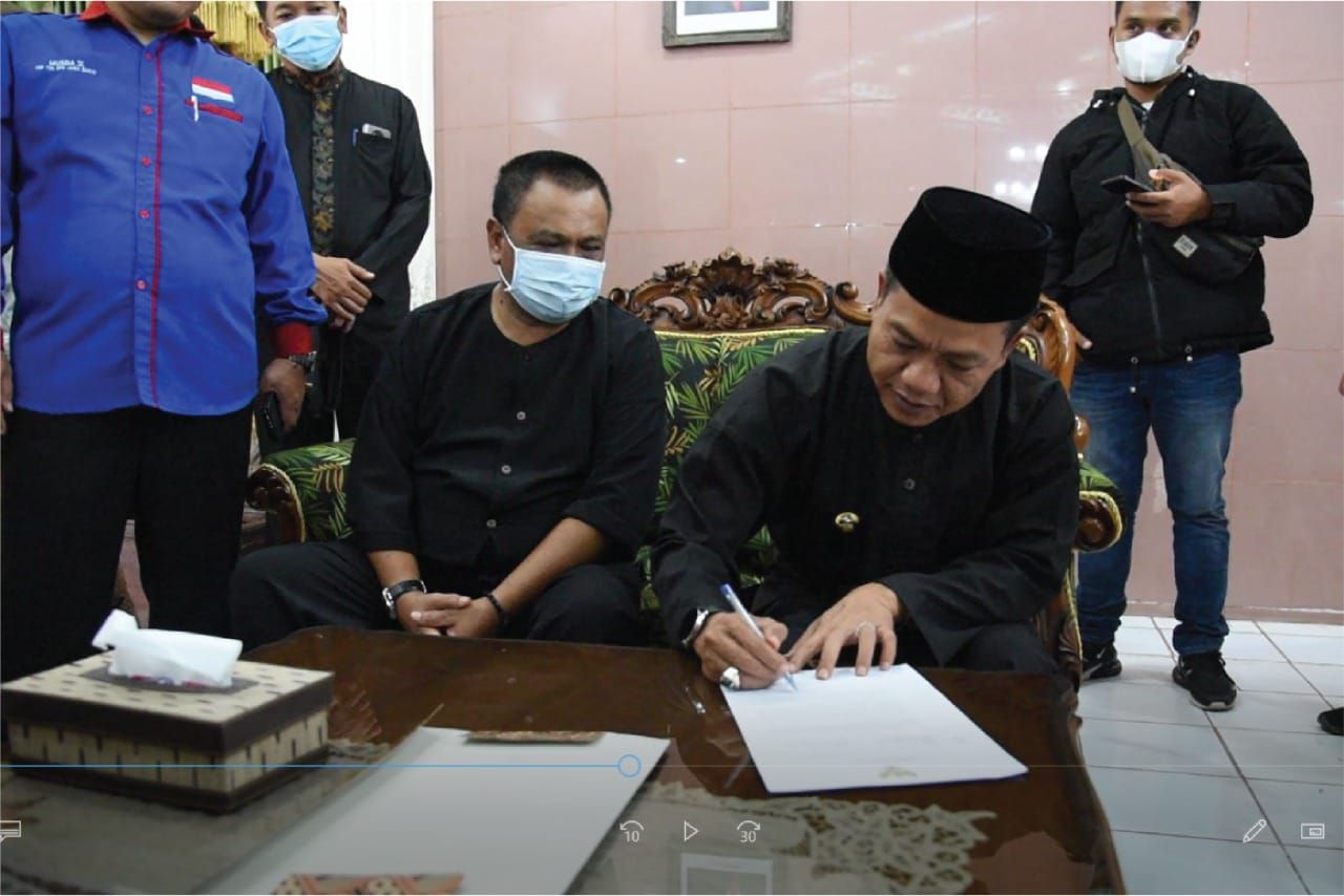Bupati Bandung Dadang Supriatna mengusulkan kenaikan Upah Minimum Kabupaten Bandung sebesar 10%, yakni dari Rp.3.241.929,67 pada tahun 2021, menjadi Rp.3.566.122,63 pada Tahun 2022.
