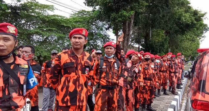 Kader Pemuda Pancasila Karanganyar gelar apel dan bacakan pernyataan sikap dipinggir jalan menyusul gedung DPRD kosong