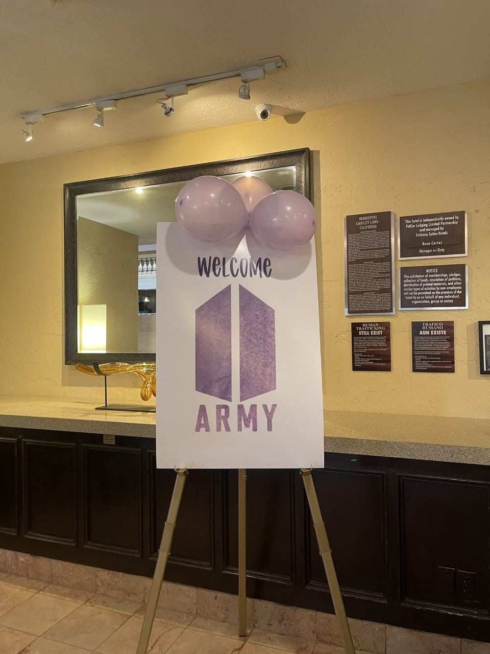 sambutan salah satu hotel di LA untuk kedatangan Army/Twitter.com/@seokjinnie_93