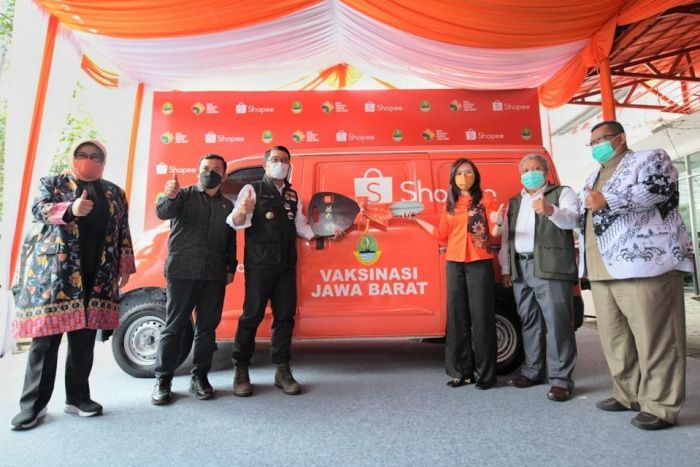 Pemda Provinsi Jawa Barat menerima 100 unit kendaraan vaksinasi Covid-19 dari Shopee.