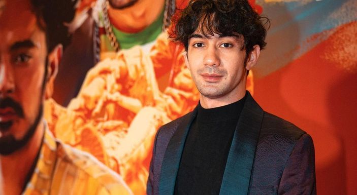 Reza Rahadian berperan sebagai Budi Baik dalam film Seperti Dendam, Rindu Harus Dibayar Tuntas. /Instagram.com/@officialpilarez