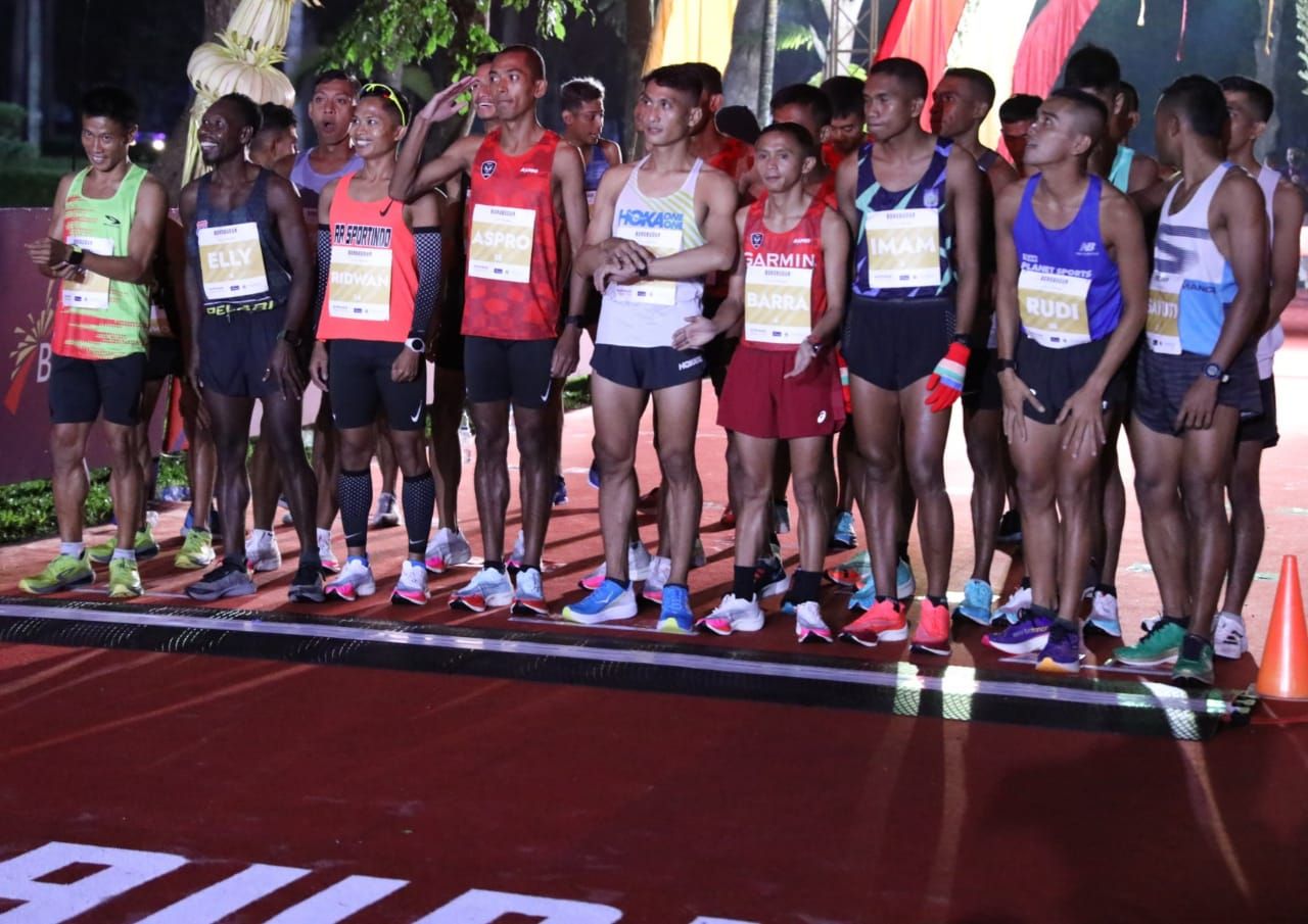 Para peserta Borobudur Marathon bersiap berlari.