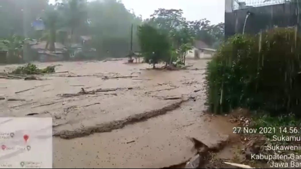 Garut Berduka, banjir bandang menerjang kampung Ciloa Kecamatan Sukawening Kabupaten Garut, Sabtu 27 November 2021
