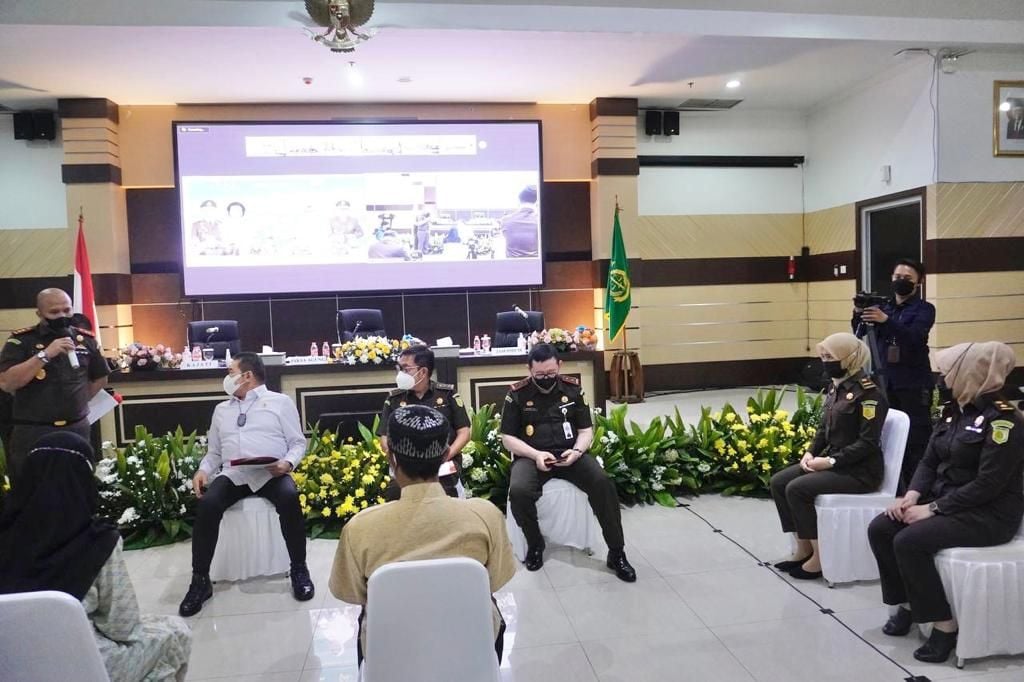 Kajari Muara Enim, Irfan Wibowo (kiri) memberikan penjelasan di hadapan Jaksa Agung ST Burhanuddin./dok.istimewa