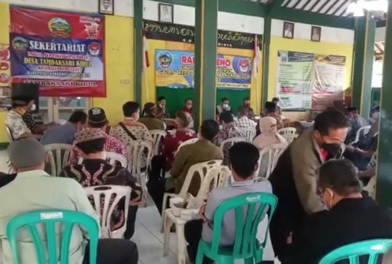 Rapat pleno pengambilan nomor undian dan pengambilan nomor urut calon Kades di baldes Tambaksari Kidul, Kembaran, 27 Nopember 2021