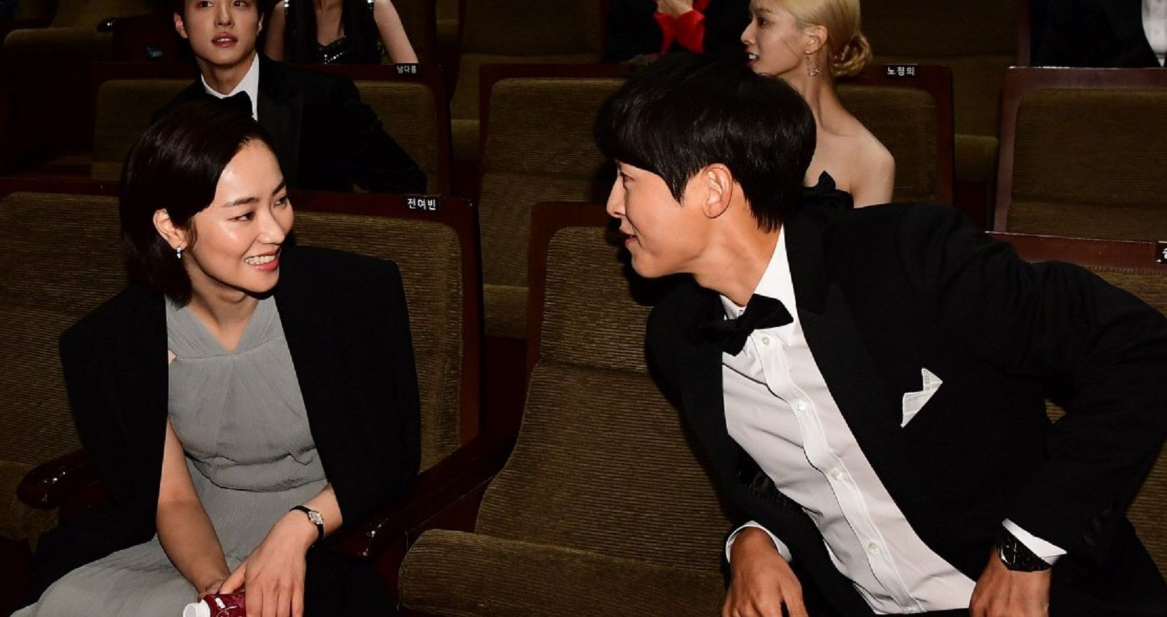 Song Joong Ki dan Jeon Yeo Bin duduk bersebelahan saat menghadiri ajang Blue Dragon Film Awards 2021