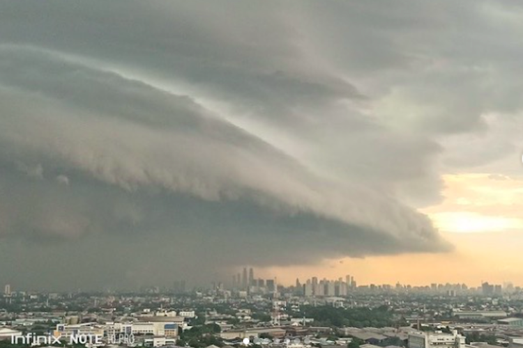 Fenomena Awan Arcus di Langit Jakarta, BMKG Sebut Tak Ada Kaitan dengan Potensi Gempa dan Tsunami
