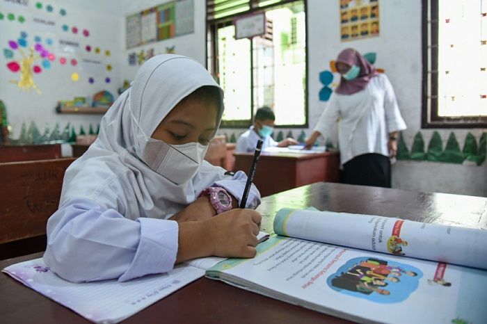  Apa  Saja Kegiatan Masyarakat Yang Ditunjukkan Pada Gambar  