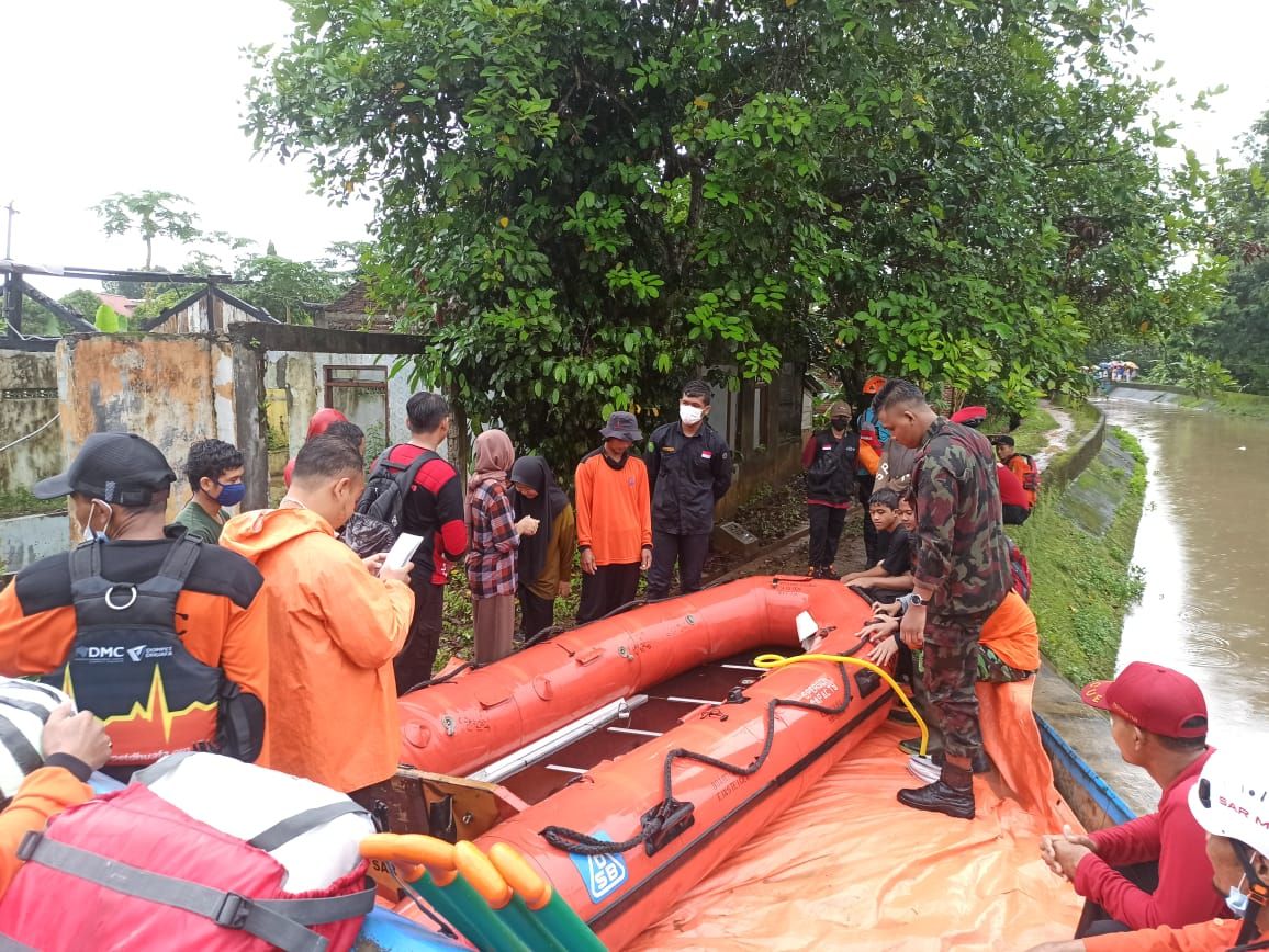 Fortasi Banyumas bekerjasama dengan Basarnas Cilacap dan BPBD Banyumas gelar latihan gabungan dan simulasi penanganan banjir di Sumpiuh, Banyumas, 28 Nopember 2021. / Eddy Wahono