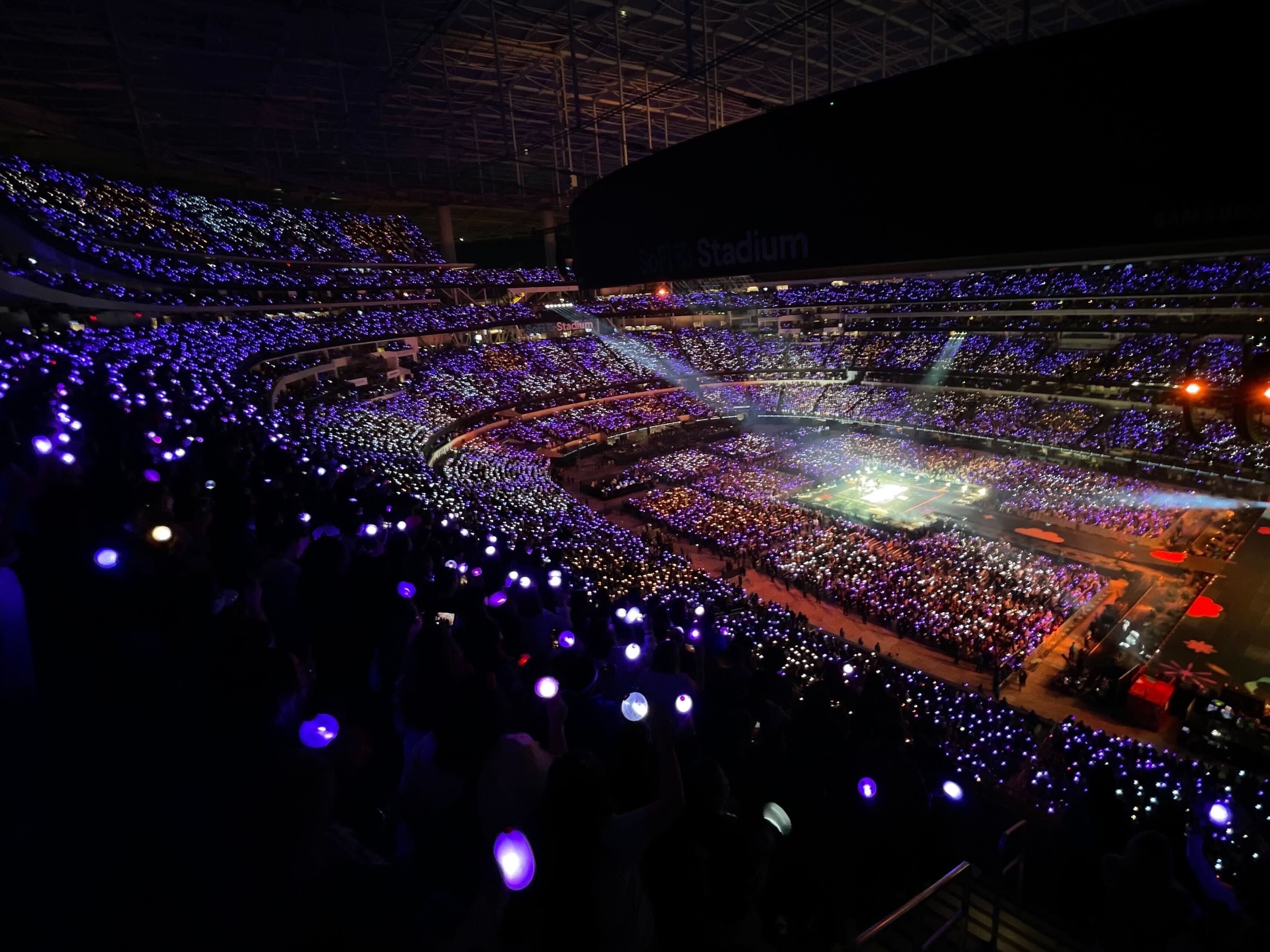 suasana konser BTS di SoFi Stadium
