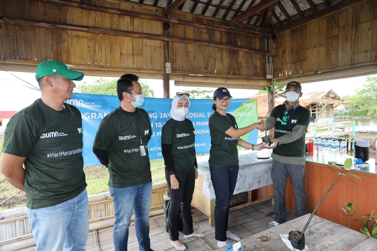 Menyambut Bulan Menanam Pohon Nasional pada Desember 2021, serta dalam rangka menyukseskan Gerakan Kolaborasi BUMN Hijaukan Indonesia, PT Permodalan Nasional Madani atau PNM tanam 10.000 mangrove di Desa Ketapang, Mauk, Tangerang pada Minggu 28 November 2021.