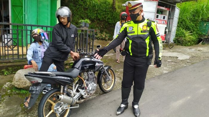 Pengendara sepeda motor berknalpot brong ditilang polisi