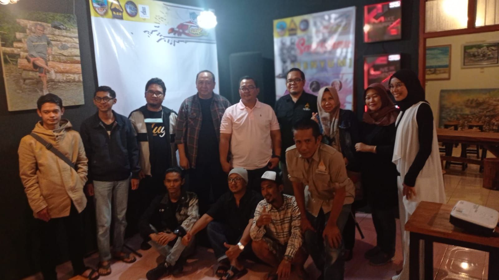 Pengelola Galeri Popo Iskandar, Anton Susanto, berfoto seusai acara Sarasehan serta Pameran seni rupa online dan offline bertajuk 