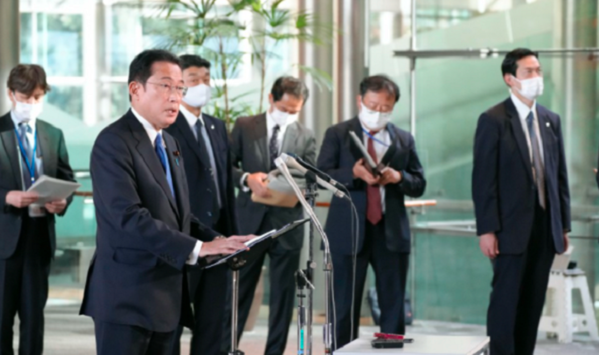 Perdana Menteri Jepang Fumio Kishida berbicara kepada wartawan tentang penutupan perbatasan untuk mencegah varian Omicron
