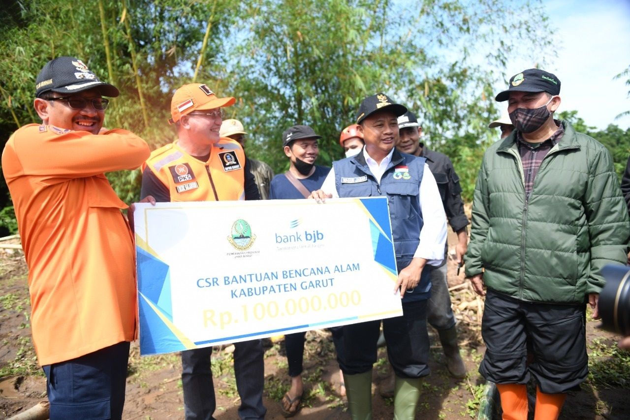 Wakil Gubernur Jawa Barat  meninjau sekaligus menyalurkan bantuan berupa sembako dan perlengkapan domestik kepada warga Kabupaten Garut yang terdampak banjir bandang tersebut Minggu, 29 November 2021.