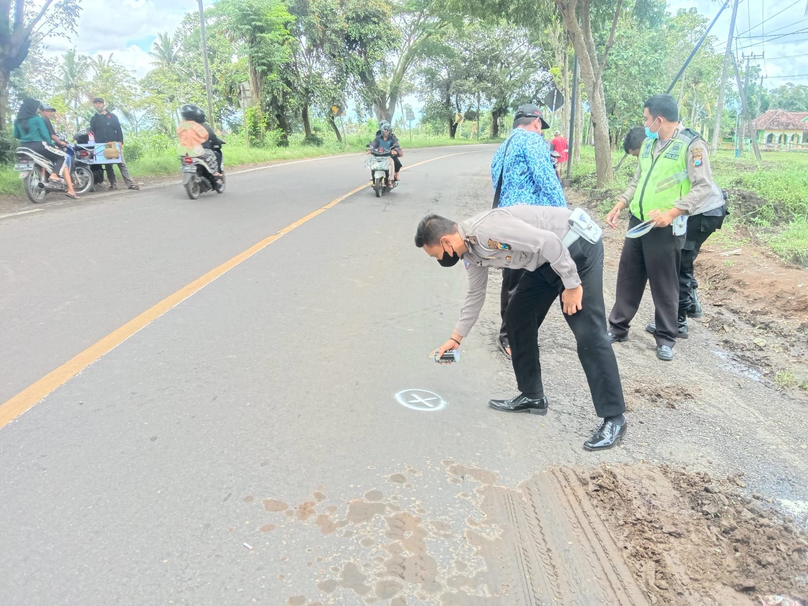 Polisi saat olah tkp kecelakaan di jalan Desa Sukosari Kecamatan Jatiroto yang menelan 1 korban jiwa