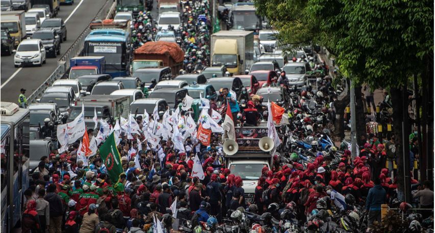 Sejumlah buruh dari berbagai organisasi melakukan aksi unjuk rasa di depan Kantor Kementerian Ketenagakerjaan, Jakarta, Jumat (19/11/2021). Mereka menuntut kepada Pemerintah untuk menaikan upah mininum sebesar 10 persen pada tahun 2022 dan segera mencabut Surat Edaran (SE) Menteri Ketenagakerjaan tentang penetapan upah minimum tahun 2022. 