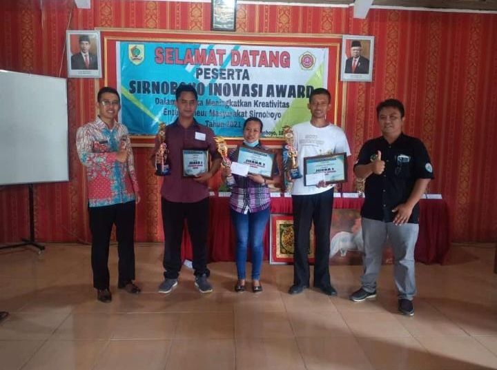 Kades Sirnoboyo, Romandhani Andang Nugroho foto bersama para pemenang Sirnoboyo Innovation Award, baru-baru ini 