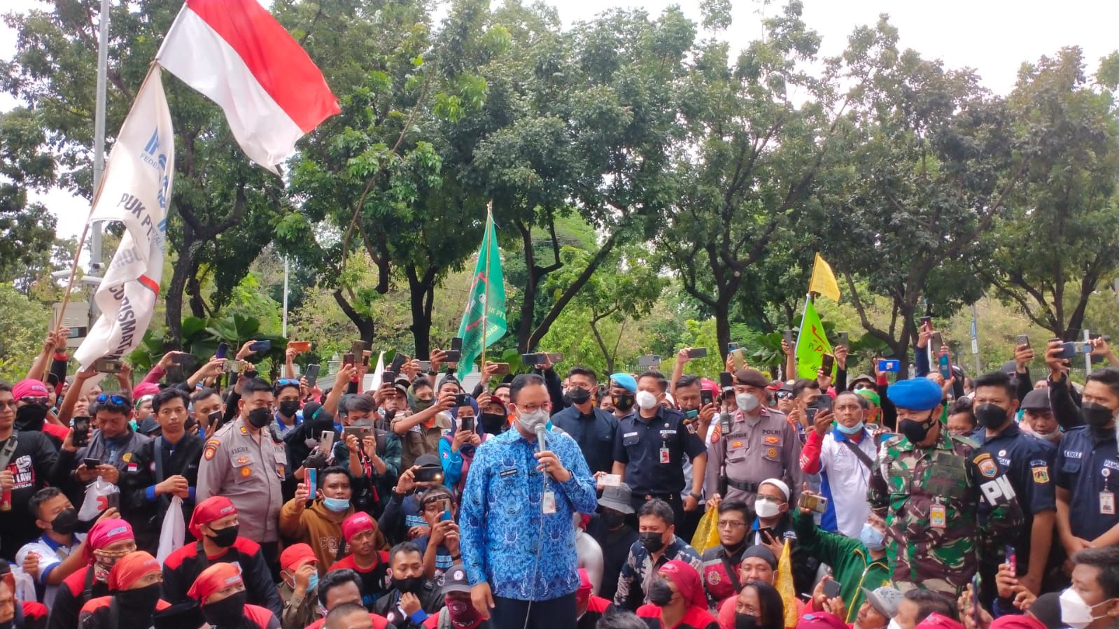 Anies Baswedan menemui buruh yang menggelar demo di depan Balai Kota Jakarta, Senin, 29 November 2021