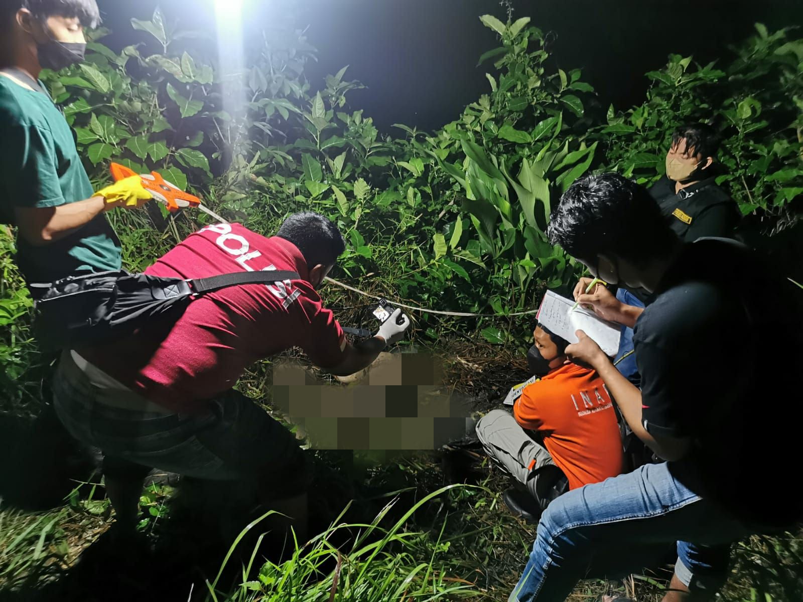 Polisi melakukan olah TKP penemuan mayat tanpa identitas di Kelurahan Plarang, Kecamatan Karanganyar, Kabupaten Kebumen, Sabtu malam 27 November 2021.