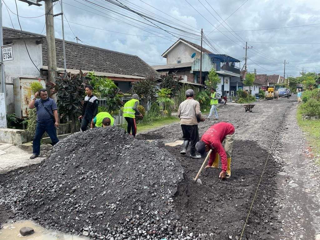 Proses perbaikan ruas Jalan Desa Bades - Kalibendo - Gondoruso.