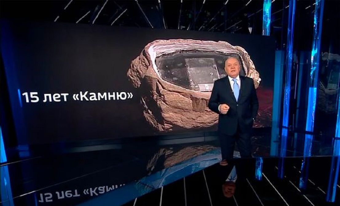 Pundit dan presenter pro-Kremlin Dmitry Kiselyov membahas tentang batu mata-mata Inggris yang ditemukan di Moskow pada 2006./   
