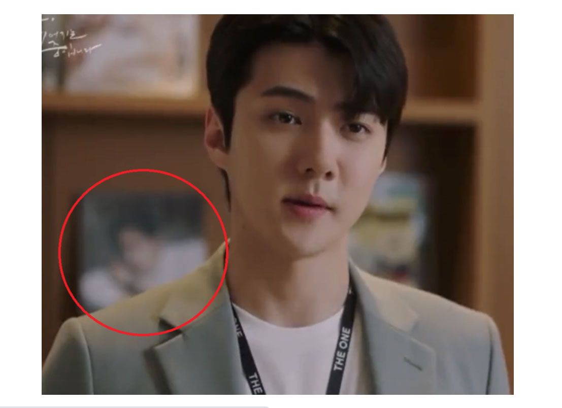 Cameo Tidak sengaja Kim Seon Ho berupa foto di sebuah majalah jadi latar belakang di rak