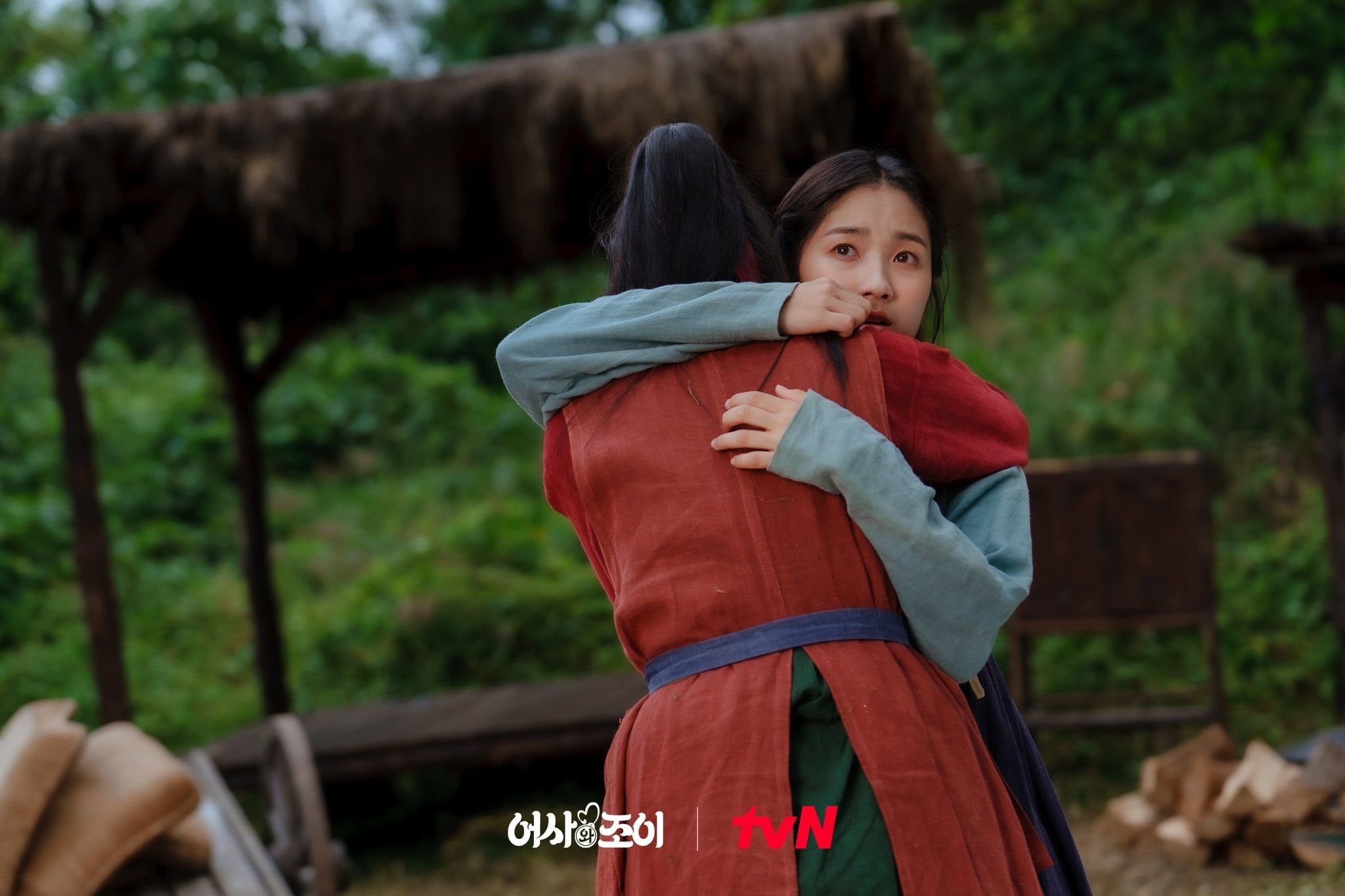 Kim Jo Yi dipertemukan kembali dengan Bi Ryung, dan kedua sahabat itu saling berpelukan hangat.