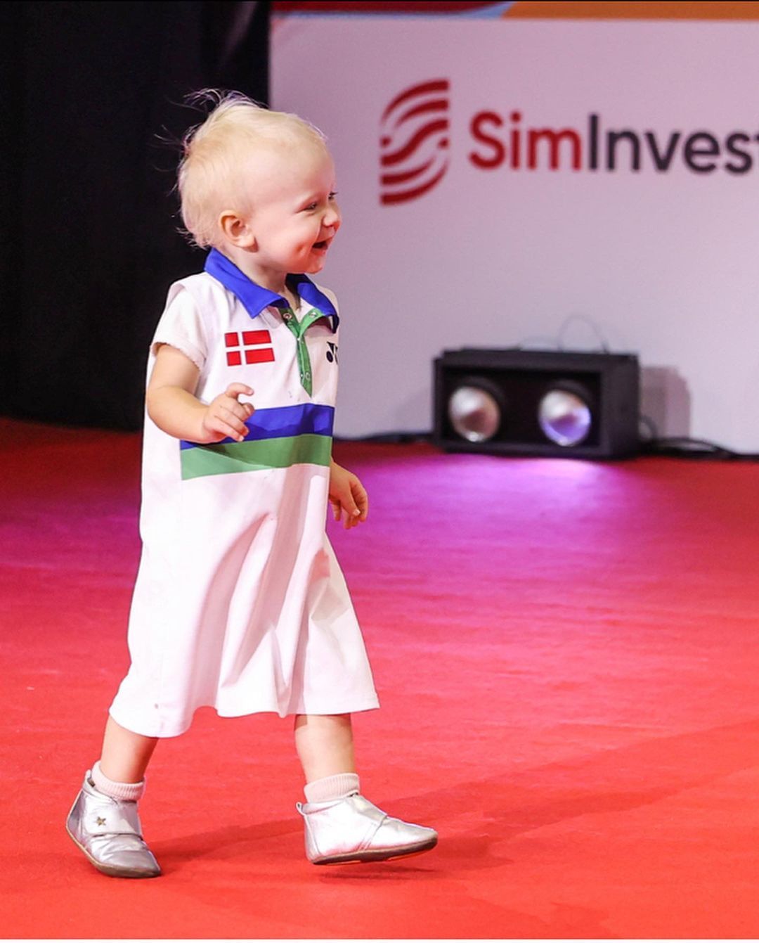 Putri kecil Viktor, Vega tengah berlari disekitar podium sembari tertawa. /Instagram @bwf.official