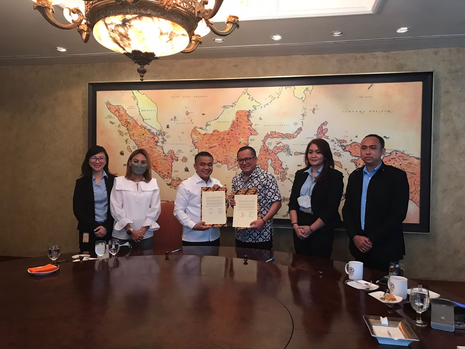 Walikota Palu Hadiyanto Rasyid dan Director of Fundraising PSF Elan Merdy menandatangani Nota Kesepahaman Kerjasama Peningkatan Kualitas Pendidikan di Kota Palu, Sulawesi Tengah, 30 Nopember 2021. / PSF