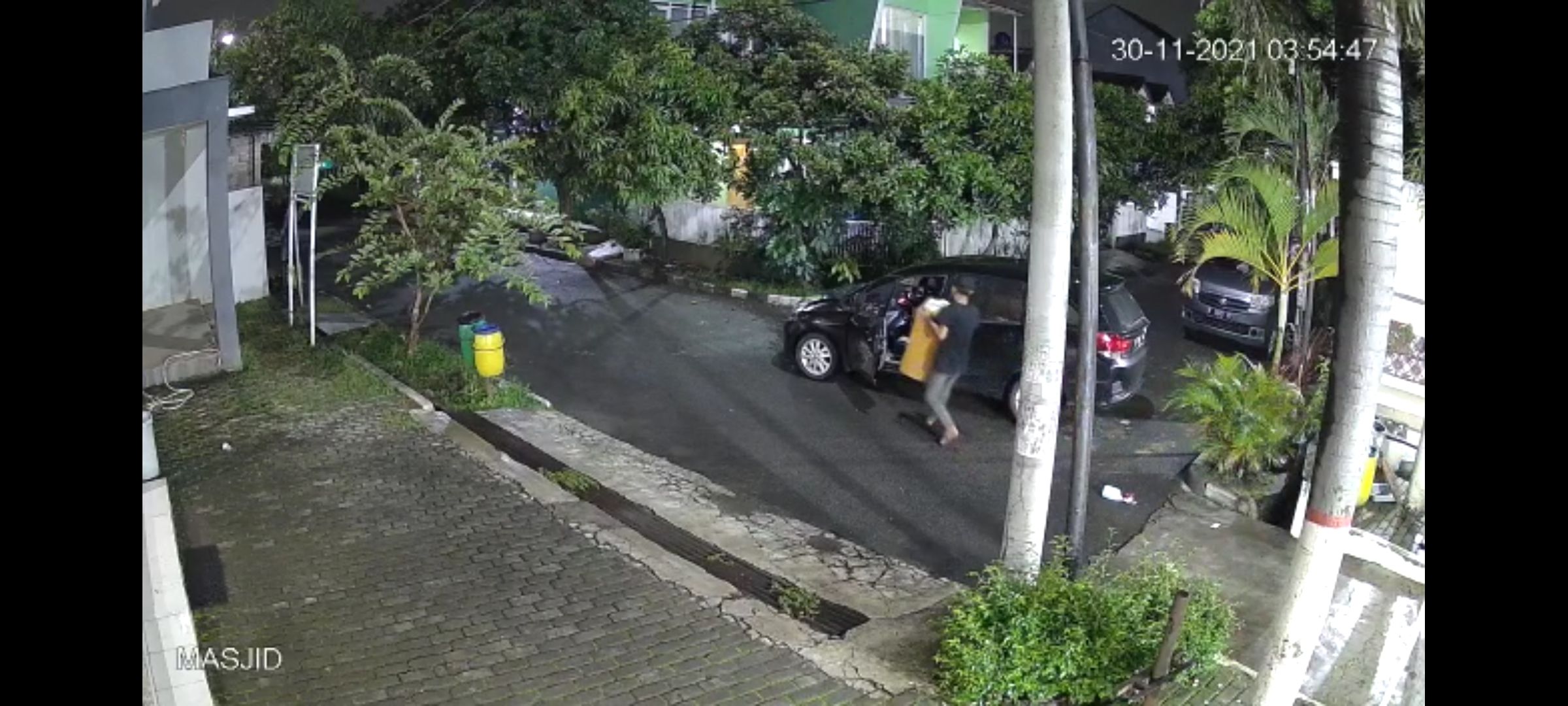 Pencuri Kotak Amal Masjid Terekam CCTV dan Viral di Media Sosial, Kotak Amal Kosong Dibuang di Pinggir Kali