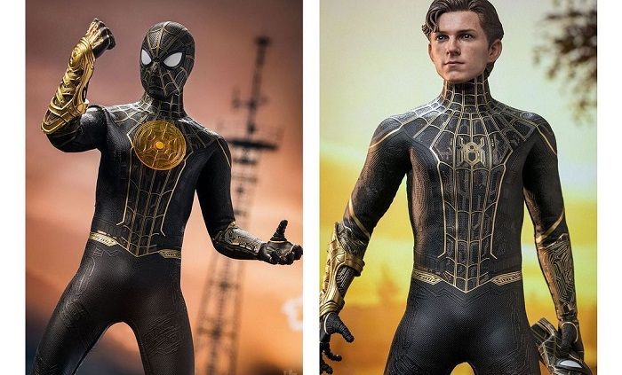Action figure Spider Man dengan kostum hitam dan emas