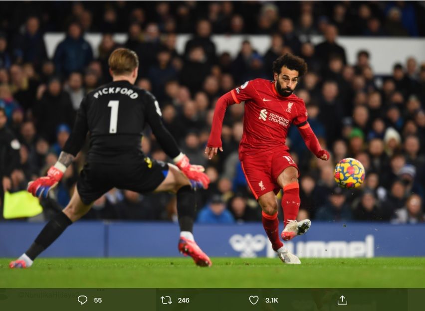 Penyerang Mohamed Salah melayangkan tendangan yang tak terjangkau kiper Everton, Jordan Pickford, untuk membantu The Reds menang 4-1 di Goodison Park pada Rabu malam.