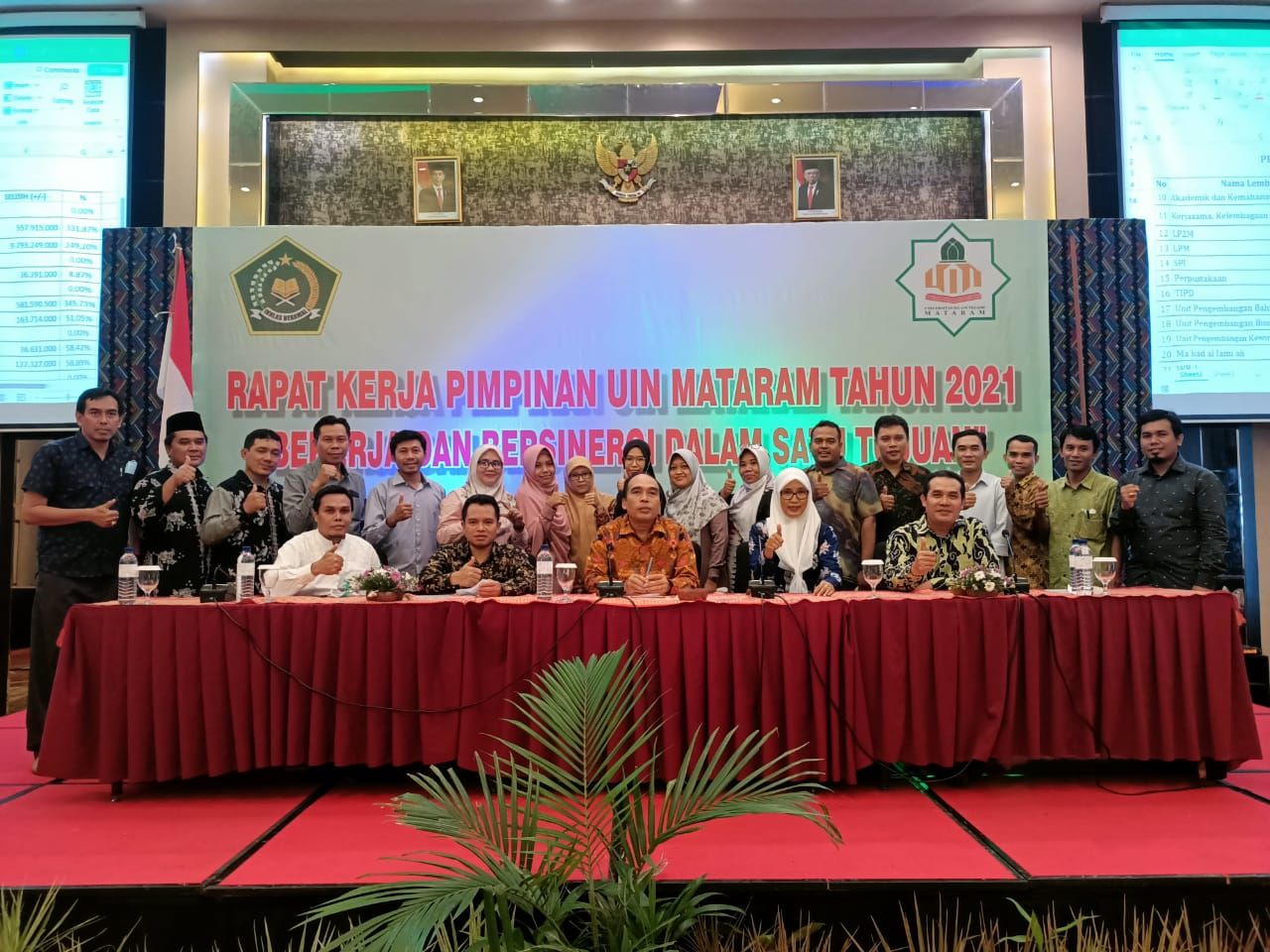 Dekan FTK UIN Mataram bersama Wakil Dekan dan Kajur serta Sekjur di Fakultas.*