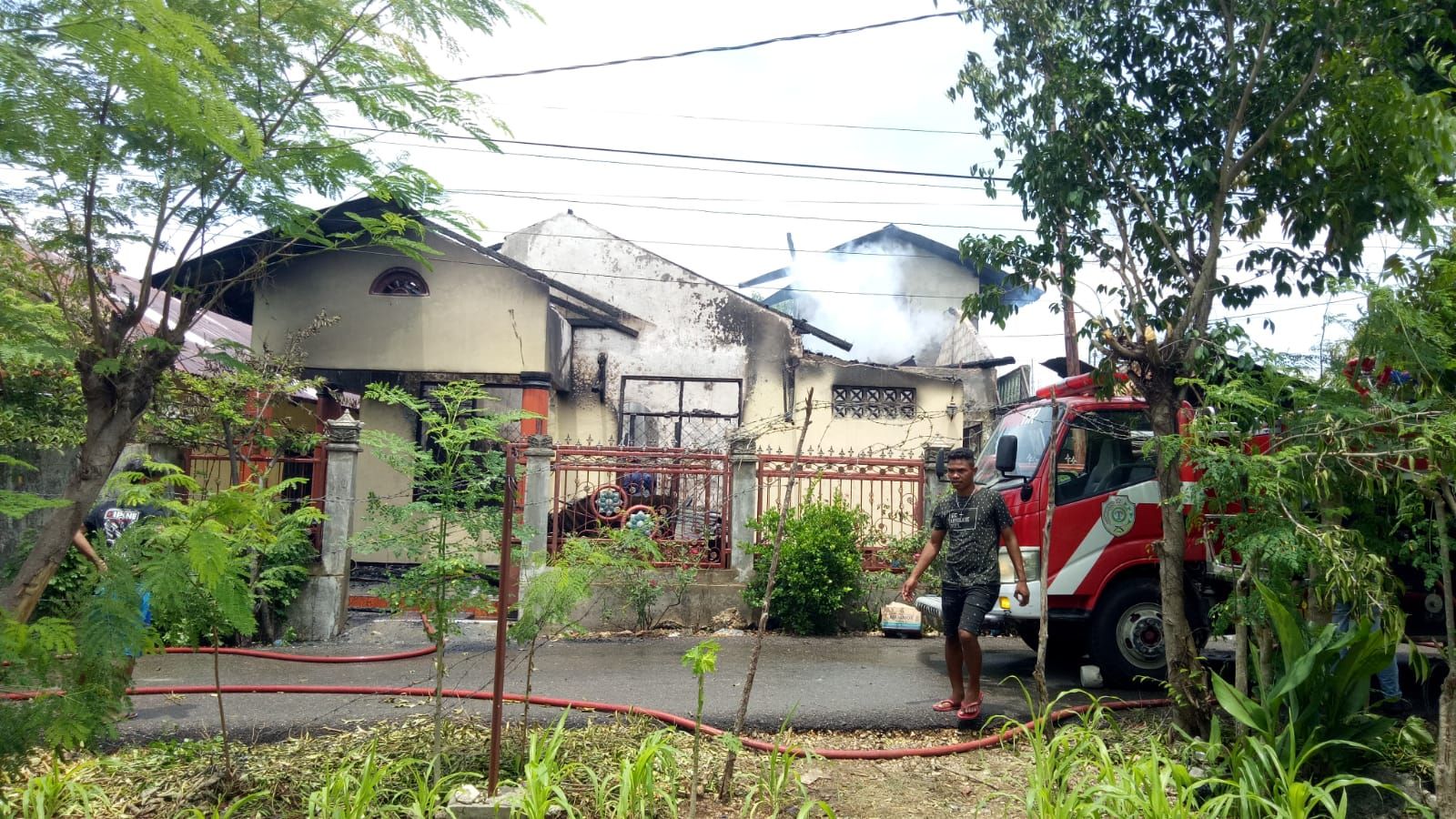 Kobaran api yang besar mengakibatkan rumah ludes terbakar dalam sekejap