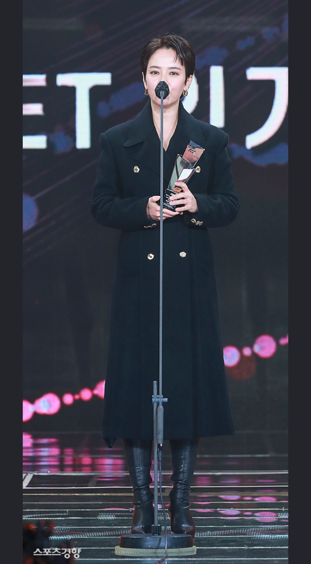 Song Ji Hyo Tampil Mempesona dengan Rambut Pendek dan Terusan Hitam di Asia Artist Awards 2021