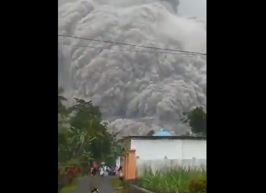 Gunung Semeru di Jawa Timur dikabarkan meletus.