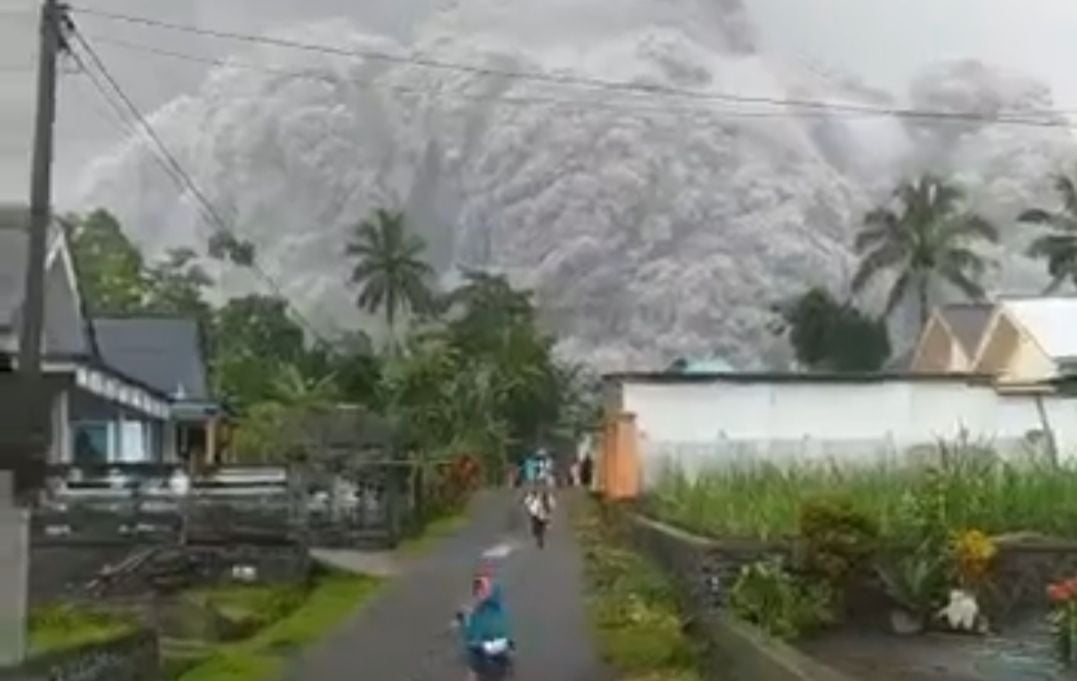 Gunung Semeru Di Lumajang Jawa Timur Erupsi Sebabkan Jembatan Perak ...