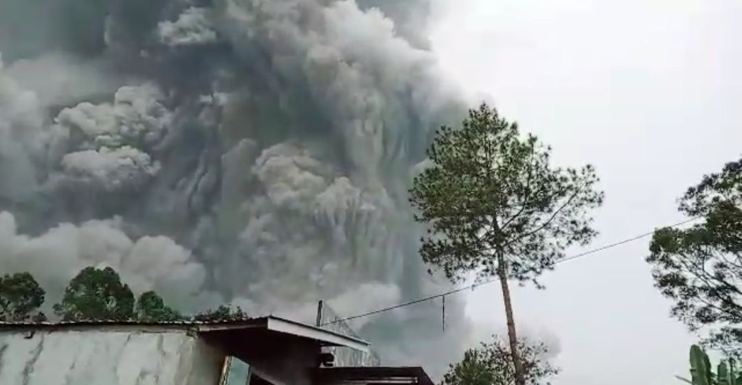 Awan panas letusan Gunung Semeru nampak membumbung tinggi ke angkasa,
