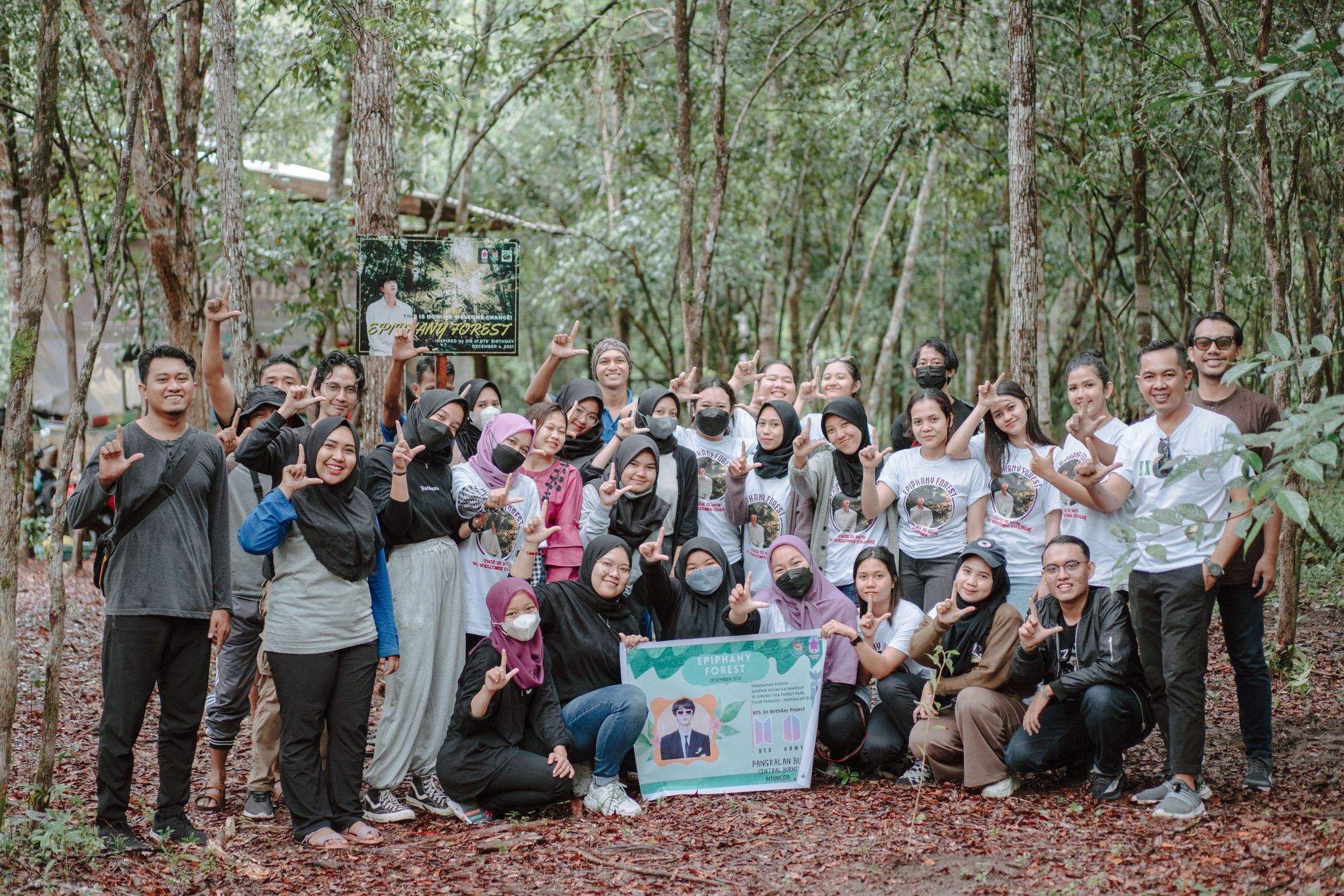 ARMY menanam pohon endemik di hutan Kalimantan/ Twitter @itsmeailsamelia
