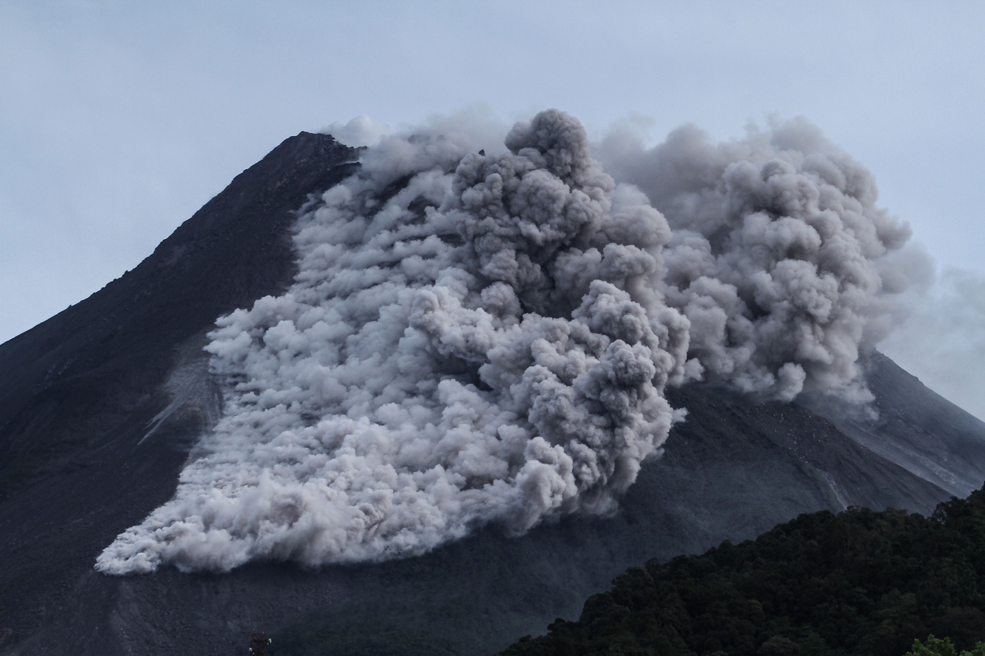 14 Gunung Berapi Aktif Di Indonesia Berstatus Siaga Dan Waspada Pikiran Rakyat Com Halaman 3