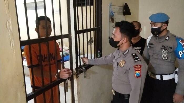 Bripda Randy Bagus saat berada dibalik jeruji besi sel tahanan Polres Mojokerto