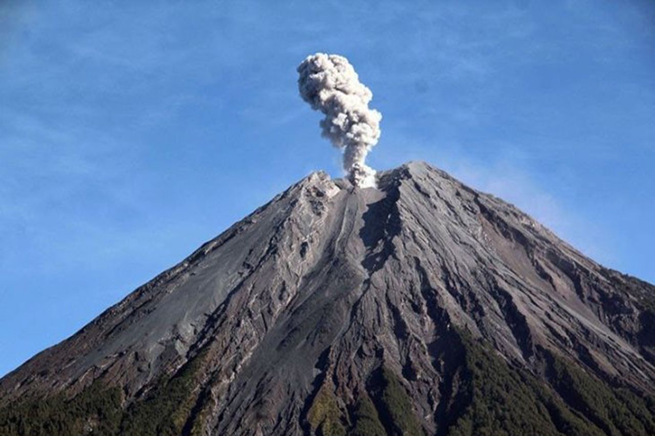  Dokumentasi - Gunung Semeru meletus, Lumajang, Jawa Timur, Minggu (3/7/2011). (ANTARA FOTO/Cucuk Donartono/aa)