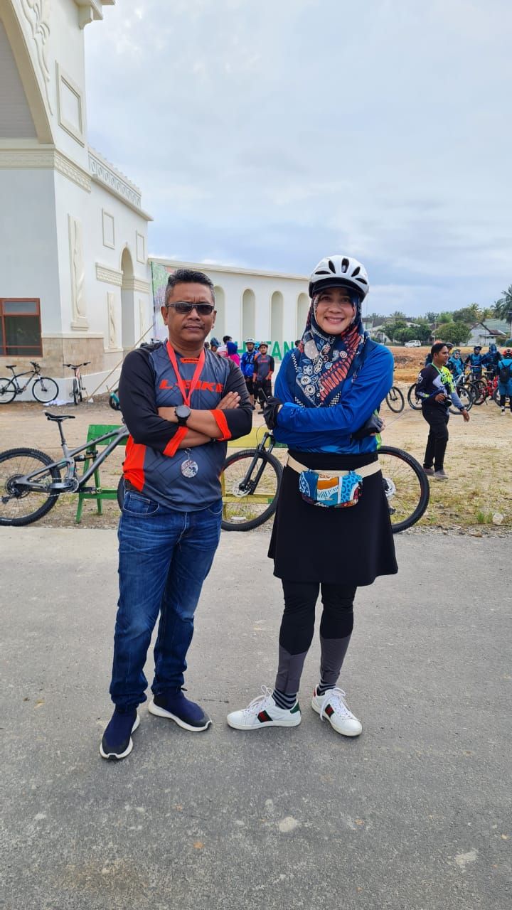 Wakil Ketua DPRK Langsa Saifullah dan Ketua IKatan Sport Sepeda Indonesia (ISSI)  Aceh,Darwati A.Gani