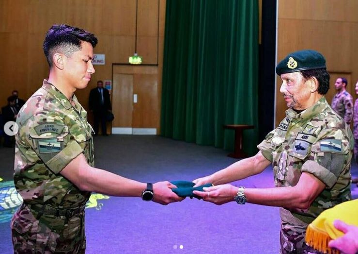 Sultan Hassanal Bolkiah menyerahkan 'Baret Hijau' kepada Mayor Pangeran Abdul Mateen saat upacara wisuda All Arms Commando Course (AACC) pada Jum'at 3 Desember 2021 di Commando Training Center Royal Marines (CTCRM), Lympstone, Devon, Inggris.