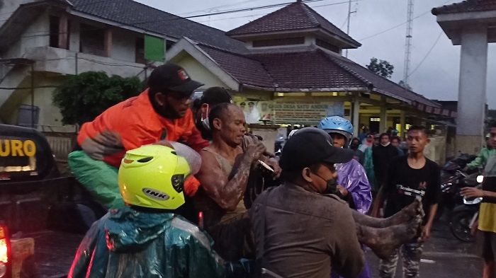 Petugas mengevakuasi warga terdampak erupsi Gunung Semeru di Sumberwuluh, Lumajang, Jawa Timur, Sabtu (4/12/2021). ANTARA FOTO/HO/Muhammad Sidkin Ali/Radar Semeru/abs/rwa.