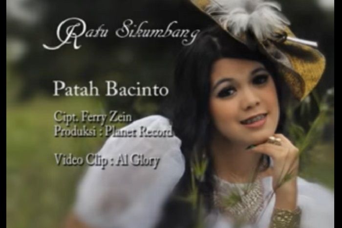 Lirik dan chord kunci gitar lagu Minang berjudul Patah Bacinto, dipopulerkan oleh Ratu Sikumbang, dengan lirik terkenal 'Patah Bacinto Itu Biaso.'