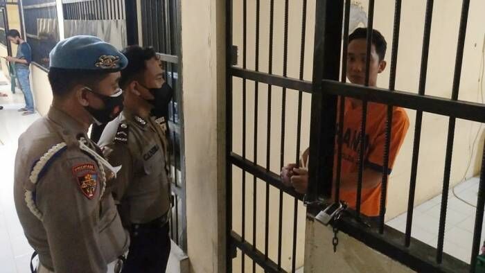 Bripda Randy Bagus mengenakan baju di Sel Tahanan Polres Mojokerto